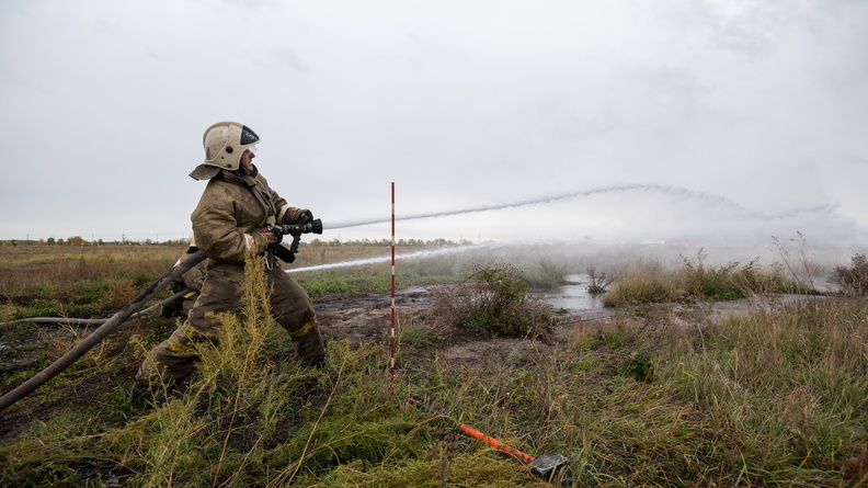 МЧС тушит крупный пожар под Челябинском