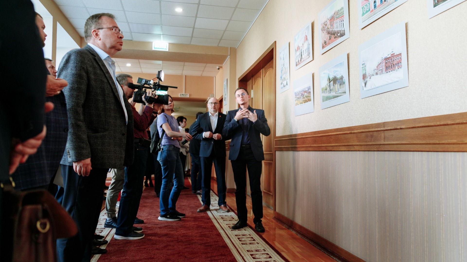 Выставка про старый Челябинск открылась в Законодательном собрании