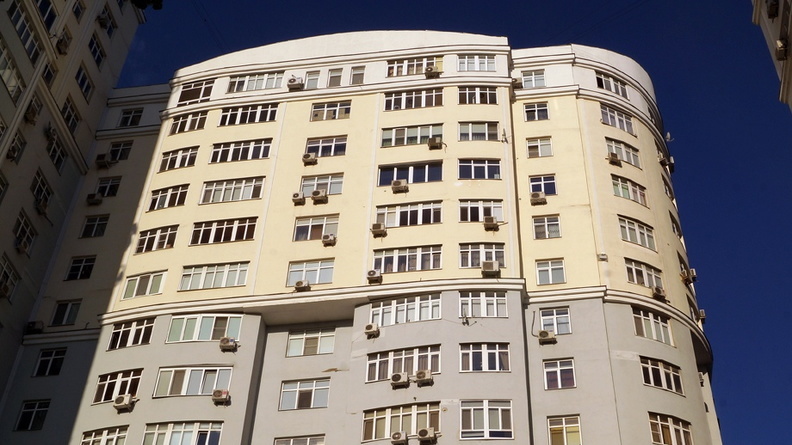 Молодая женщина выпала из окна многоэтажки в центре Челябинска