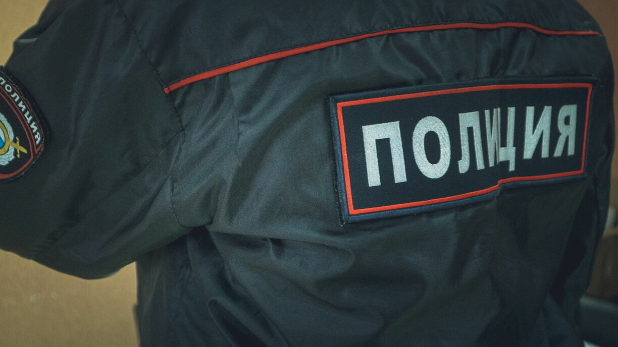 Мертвого мужчину обнаружили рядом с детской поликлиникой в Челябинске