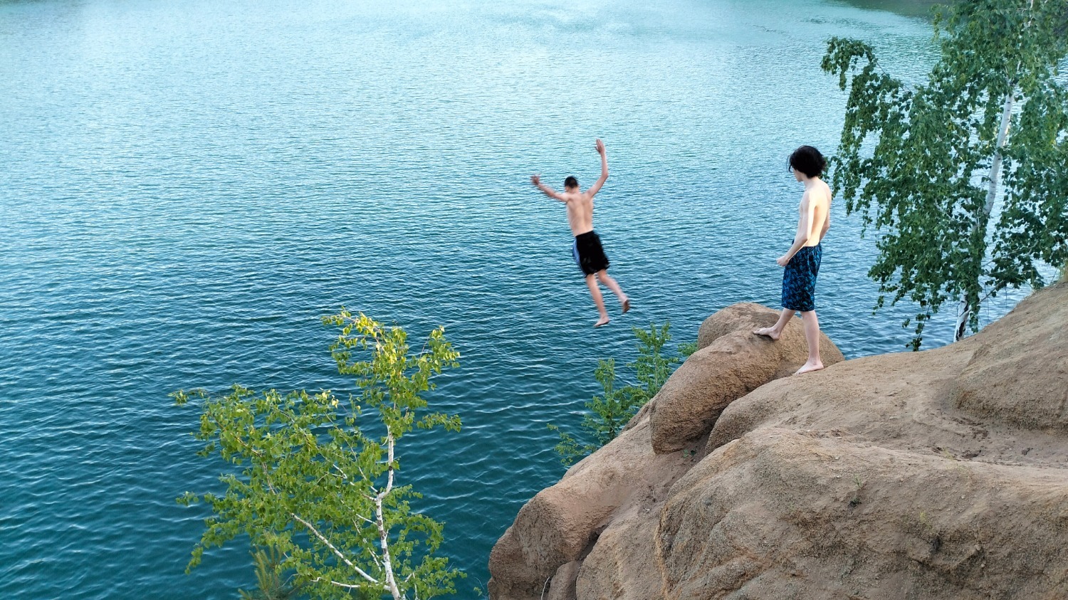 Прыжки в воду Голубого карьера с большой высоты - обычная картина для Челябинска летом