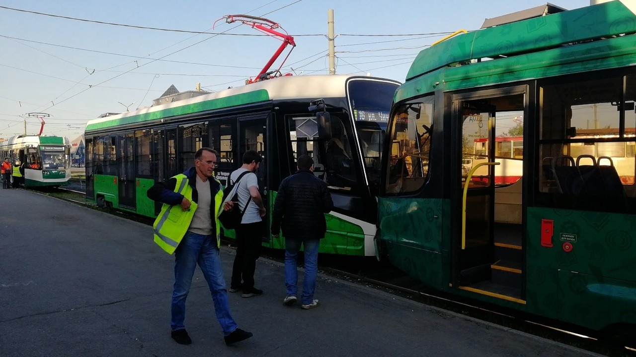 Столкновение двух новых низкопольных трамваев случилось в Челябинске