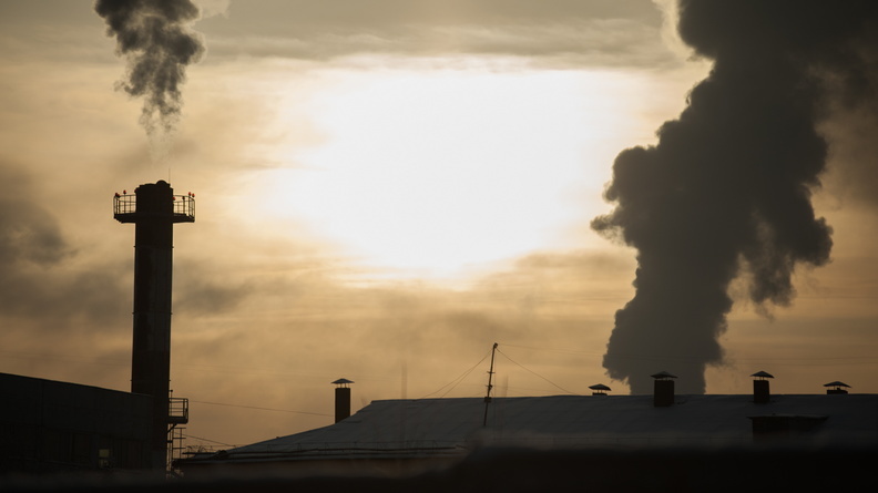Сожгла горло и трахею: жительница Челябинска  пожаловалась на выбросы посреди ночи