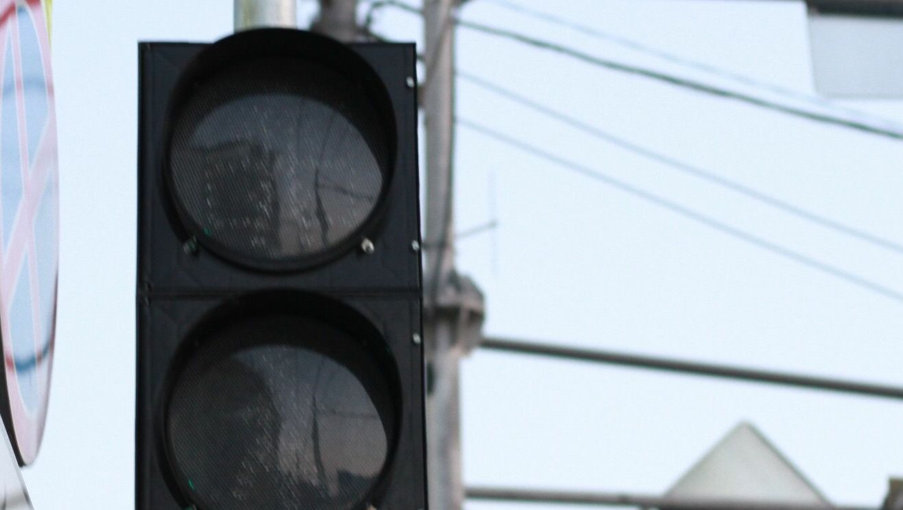 Светофор на сложном перекрестке в Челябинске не будет работать до вечера