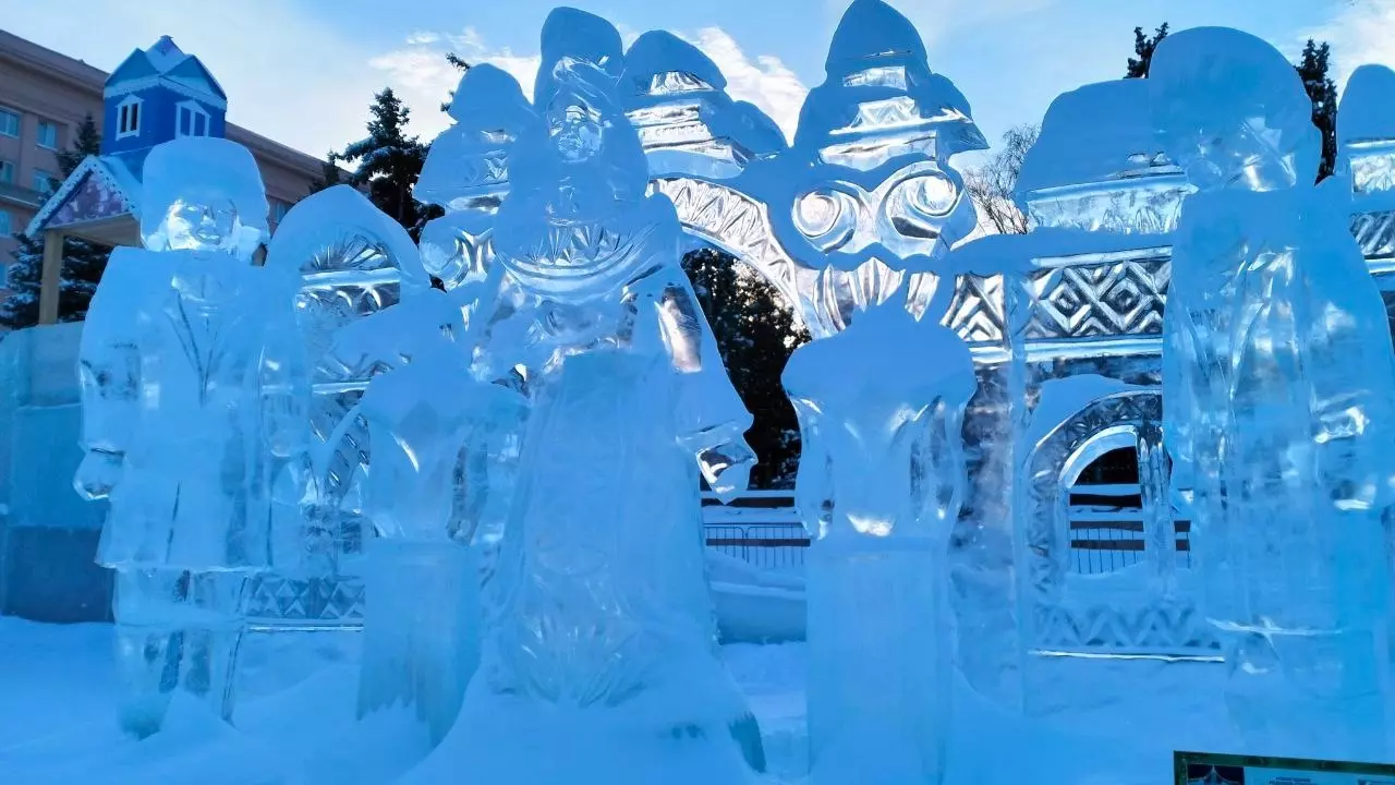 В ледовом городке на площади Революции в Челябинске