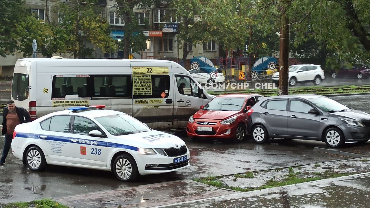 Маршрутка и две иномарки сошлись в ДТП в Челябинске