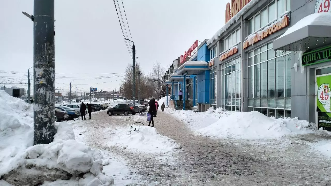 Парковка и тротуар возле гостиницы «Челябинск» тоже завалены кучами снега