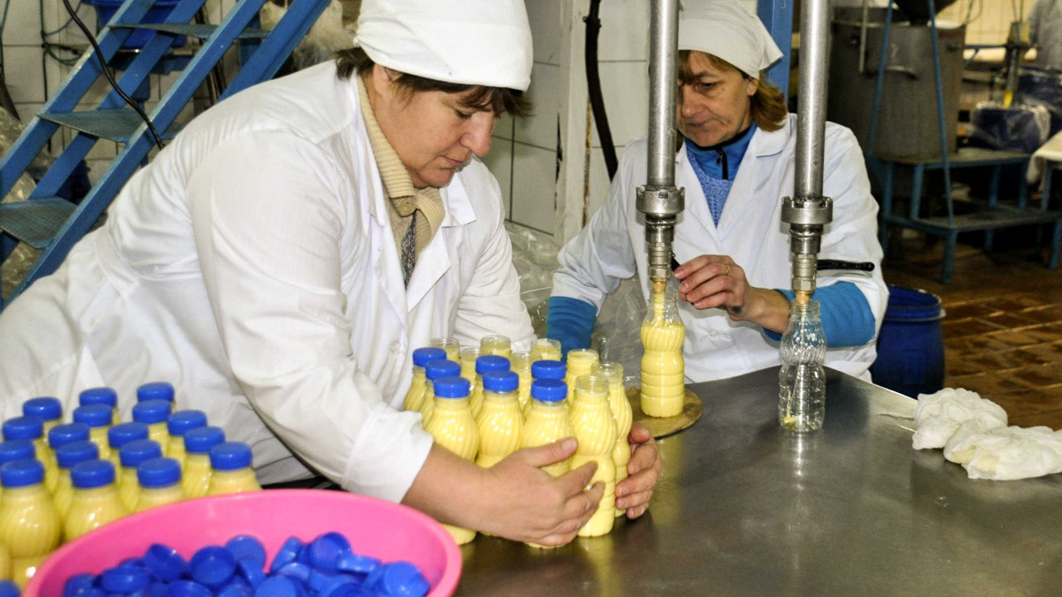 На странное молоко «за вредность» пожаловались работники комбината ЧМК в Челябинске