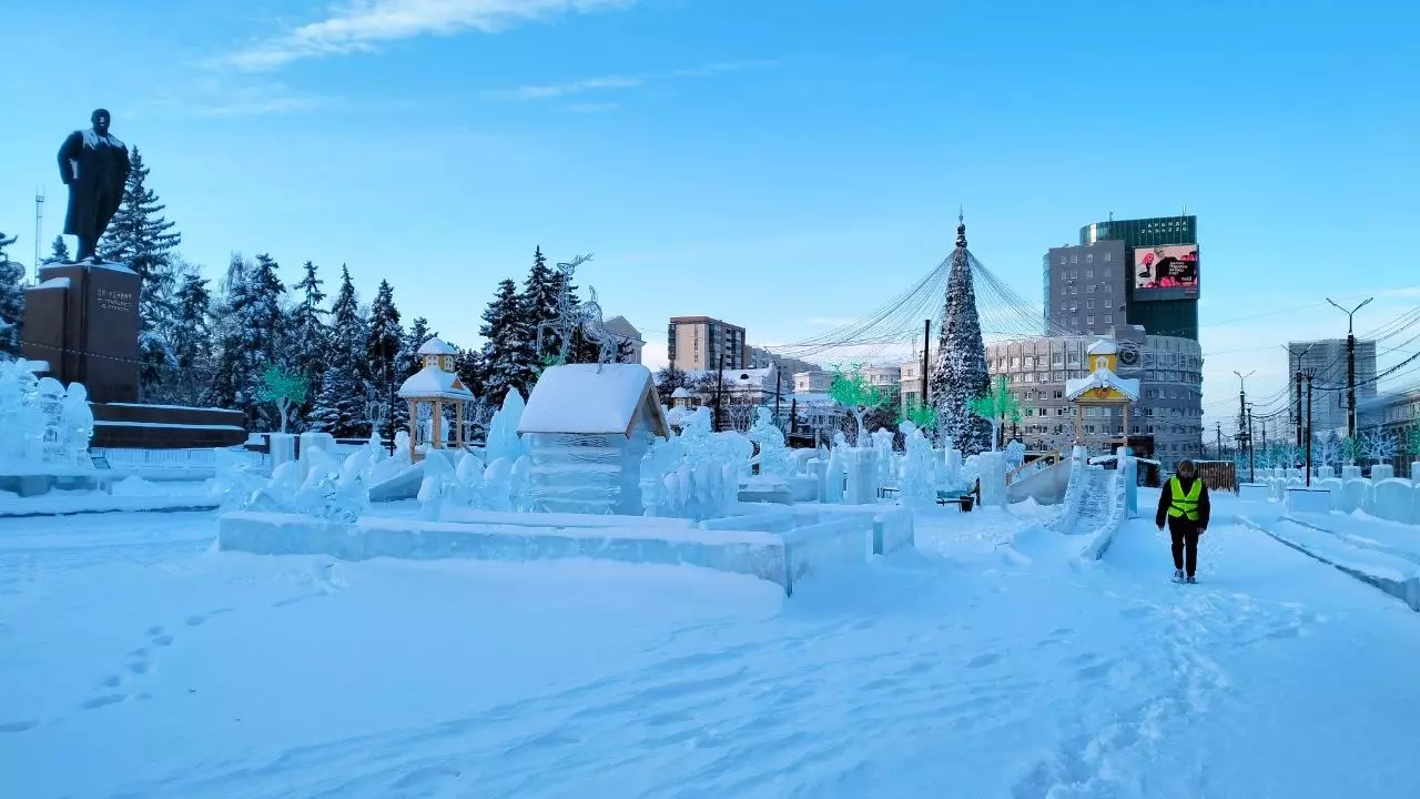Ледовый городок в Челябинске на площади Революции в декабре 2023 года