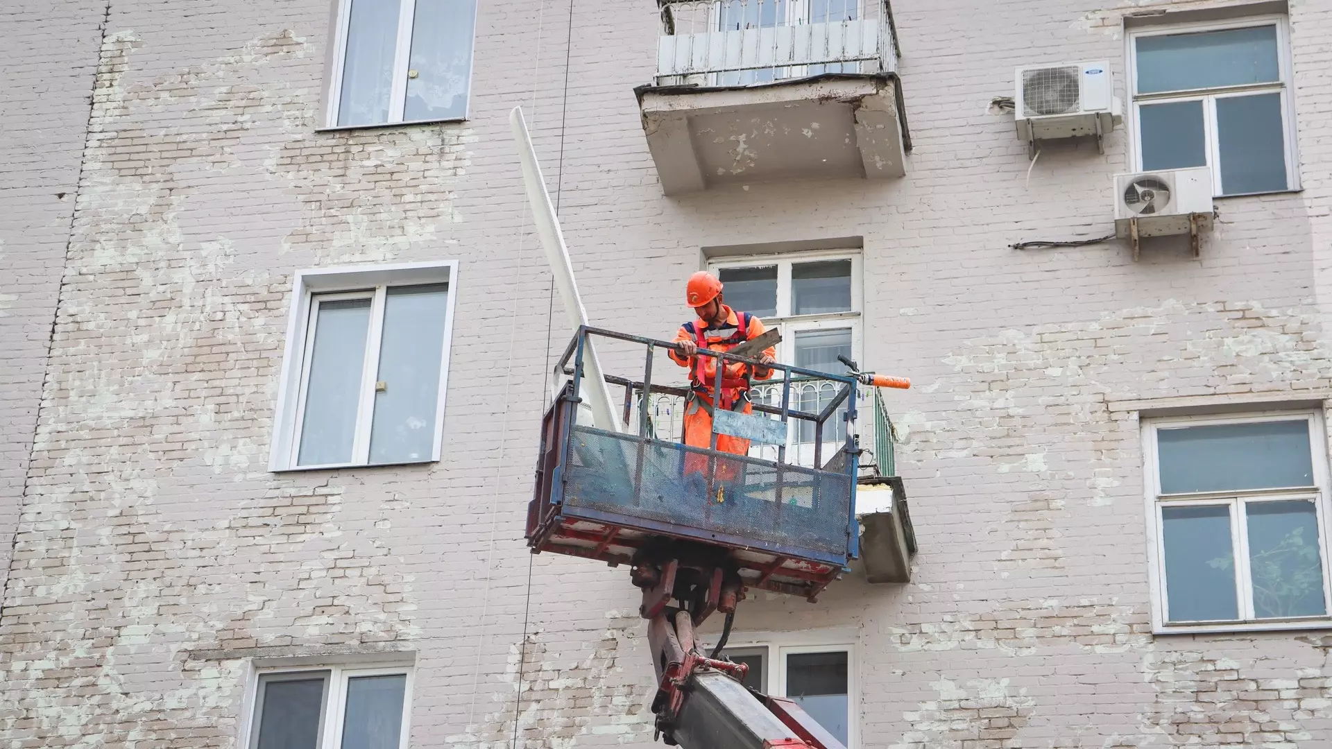 В Челябинске рабочий упал с огромной высоты и разбился