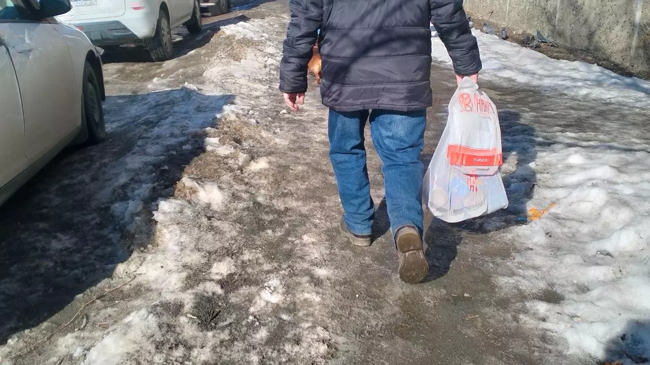 На многих пешеходных дорожках Челябинска сохраняется гололед