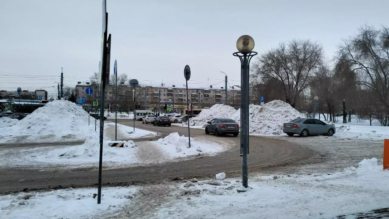 Снежные кучи при выезде с привокзальной площади Челябинска на дорогу