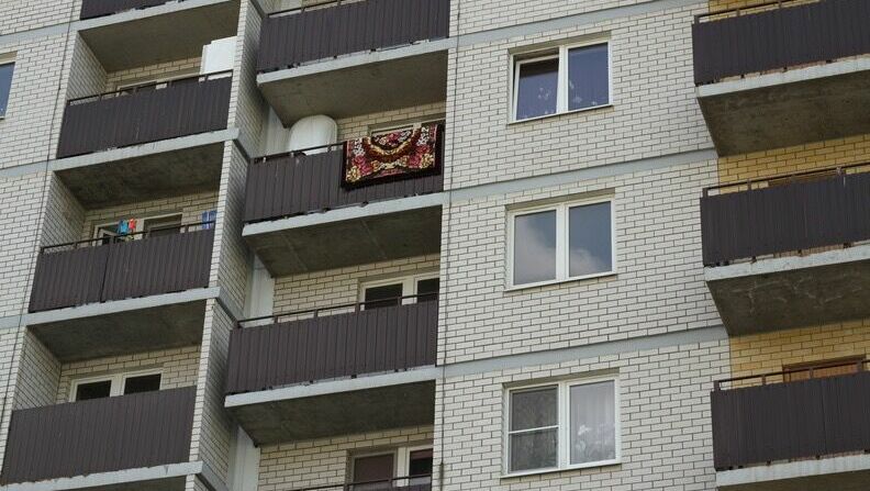 Пенсионерка застряла на балконе из-за закрывшейся двери в Челябинской области