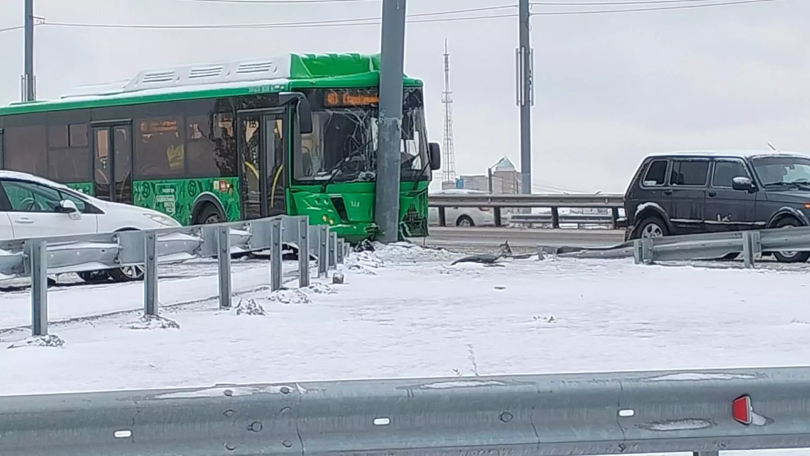 Автобус маршрута 483 врезался точно в столб на путепроводе Челябинск-Главный