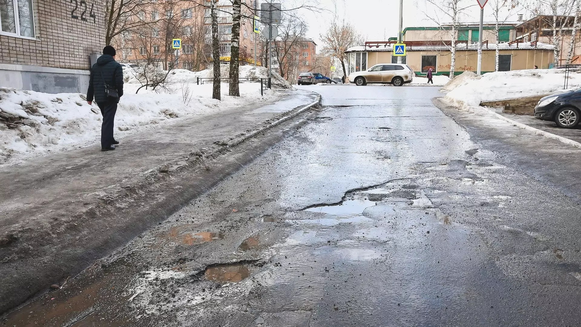 Ямочный ремонт продолжается на дорогах Челябинска