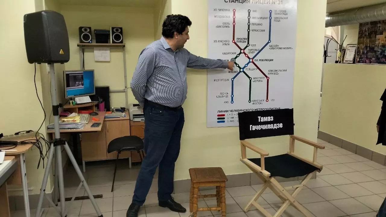 Тамаз Гачечиладзе показывает схему будущего метрополитена в Челябинске
