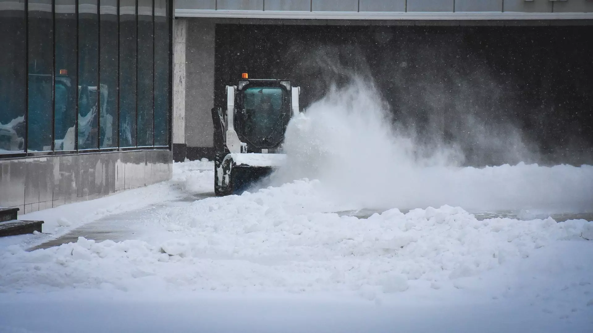В Челябинске снег с дорог убирают на остановки общественного транспорта