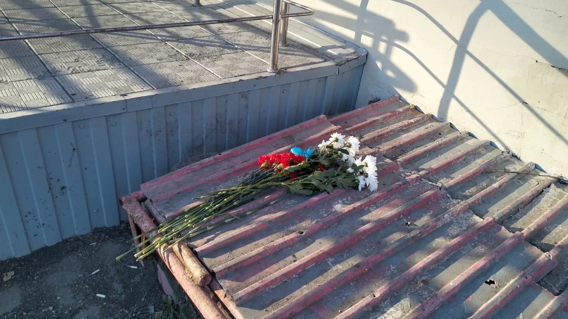 Цветы на месте убийства челябинского подростка вблизи ТРК «Космос»