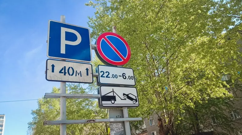 Негде парковаться: магнитогорцам приходят «письма счастья» за парковку на газоне