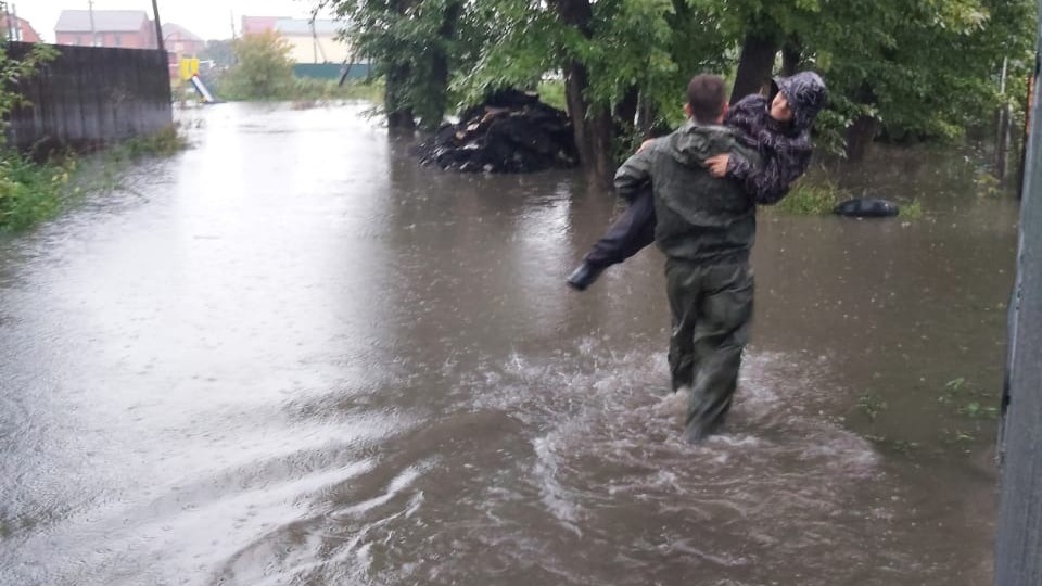 Спасатели эвакуировали на руках семью из подтопленного дома на улице Карагандинской
