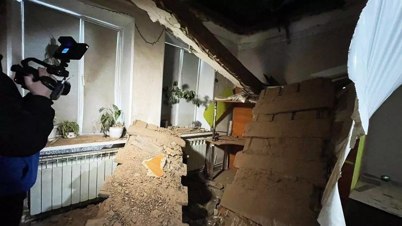 В Копейске прокуратура проверяет разрушающийся аварийный дом, где рухнула крыша