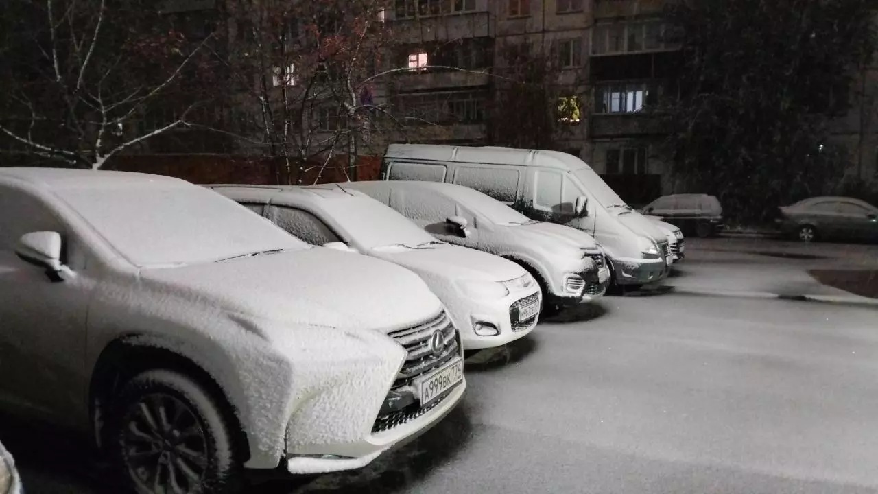 Первый снег лег на припаркованные машины