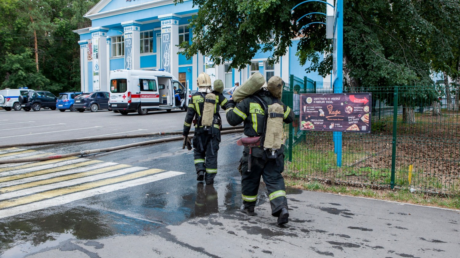 Пожарные с кислородными баллонами возле места пожара 4 августа в Челябинске