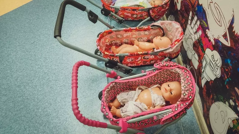 Странная компания гуляла с младенцем в Челябинске