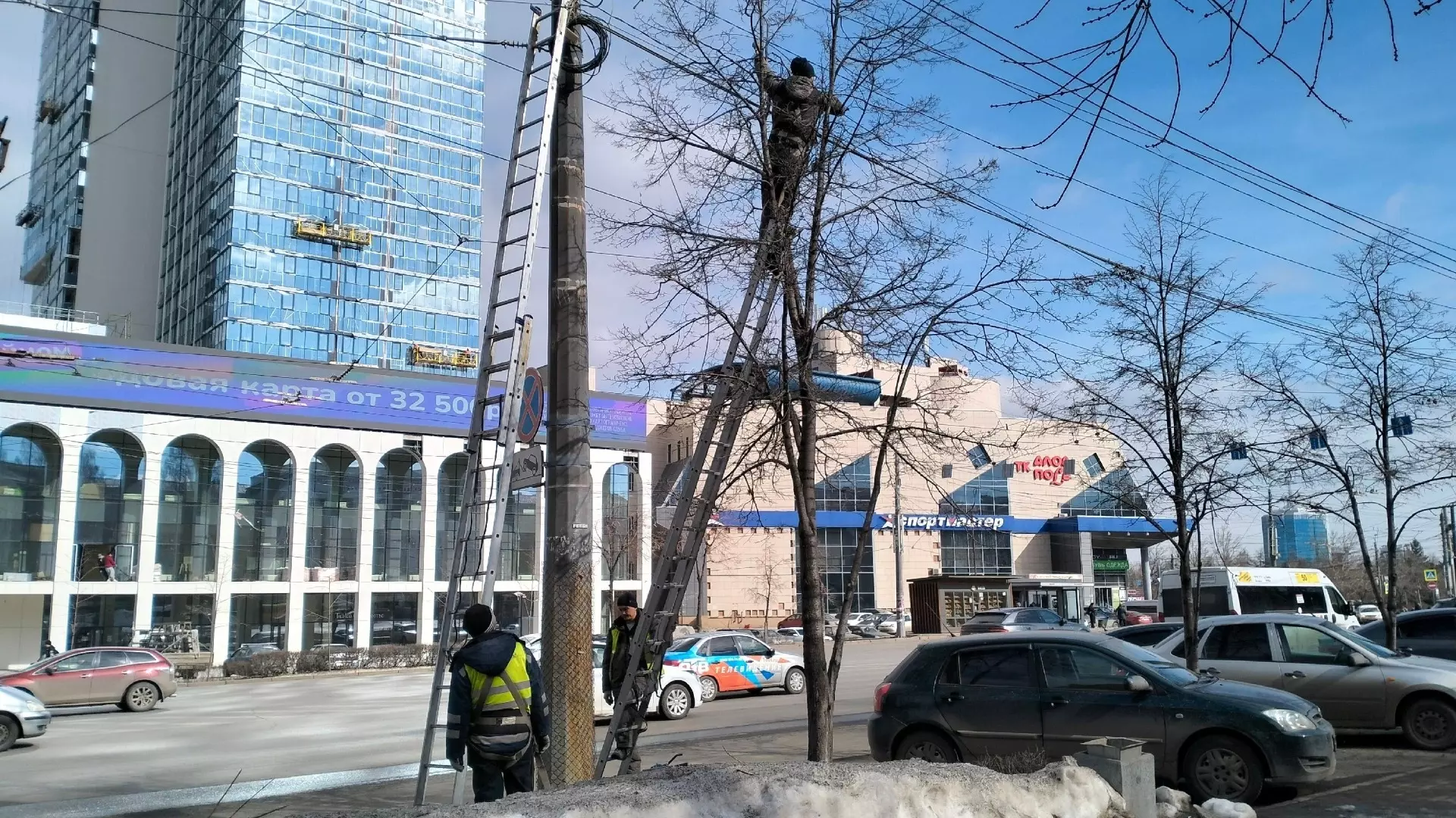 На проспекте Ленина в Челябинске тянут провода для запитывания новых светофоров