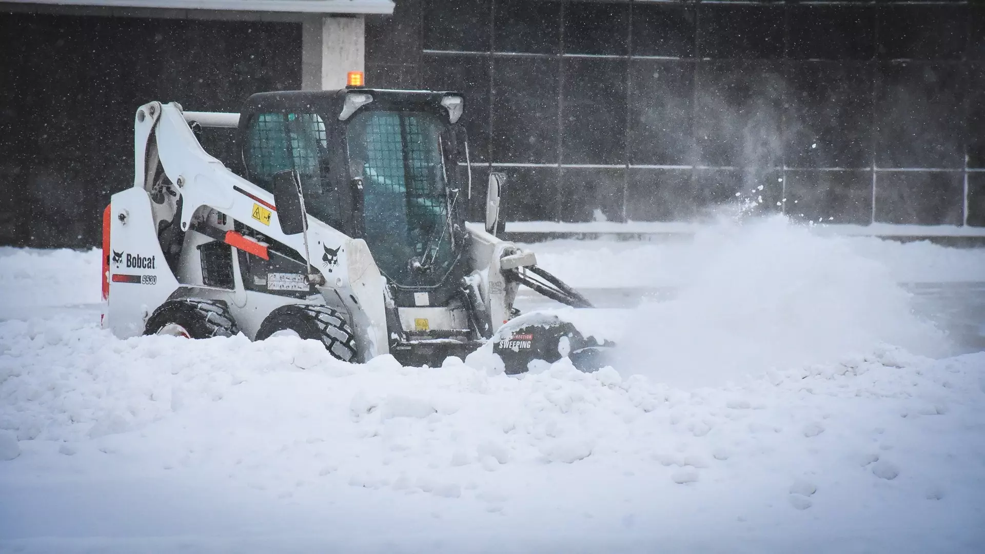 200 рабочих и 300 единиц техники убирали снег в Челябинске ночью