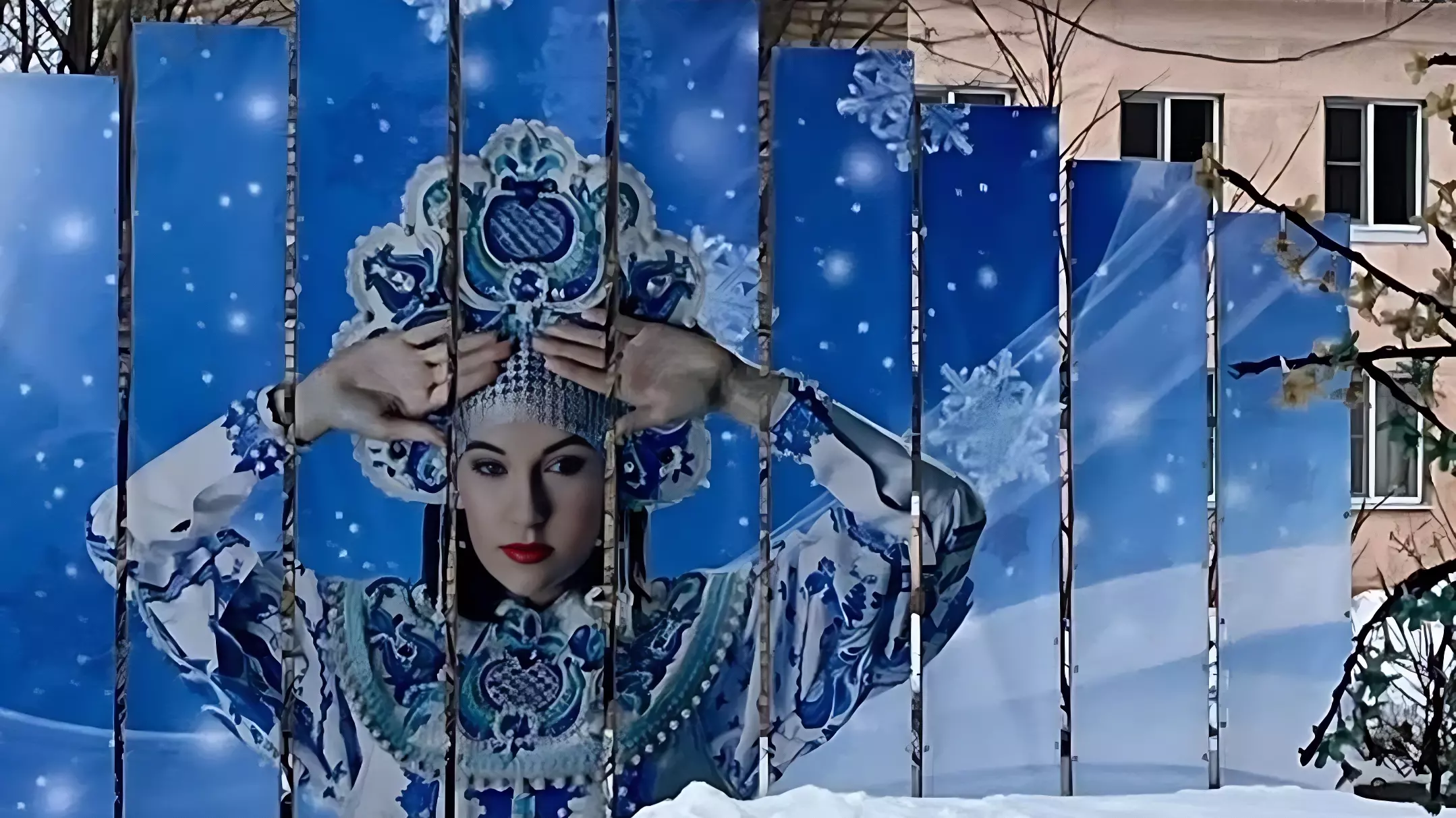 Порноактриса в костюме снегурочки появилась в челябинском селе