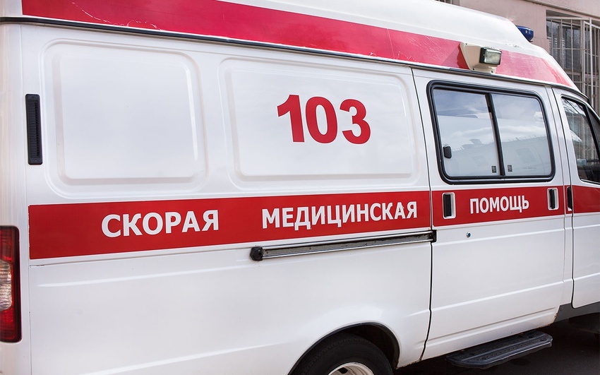 Водителю стало плохо: легковушка влетела в стоящий грузовик в Челябинской области