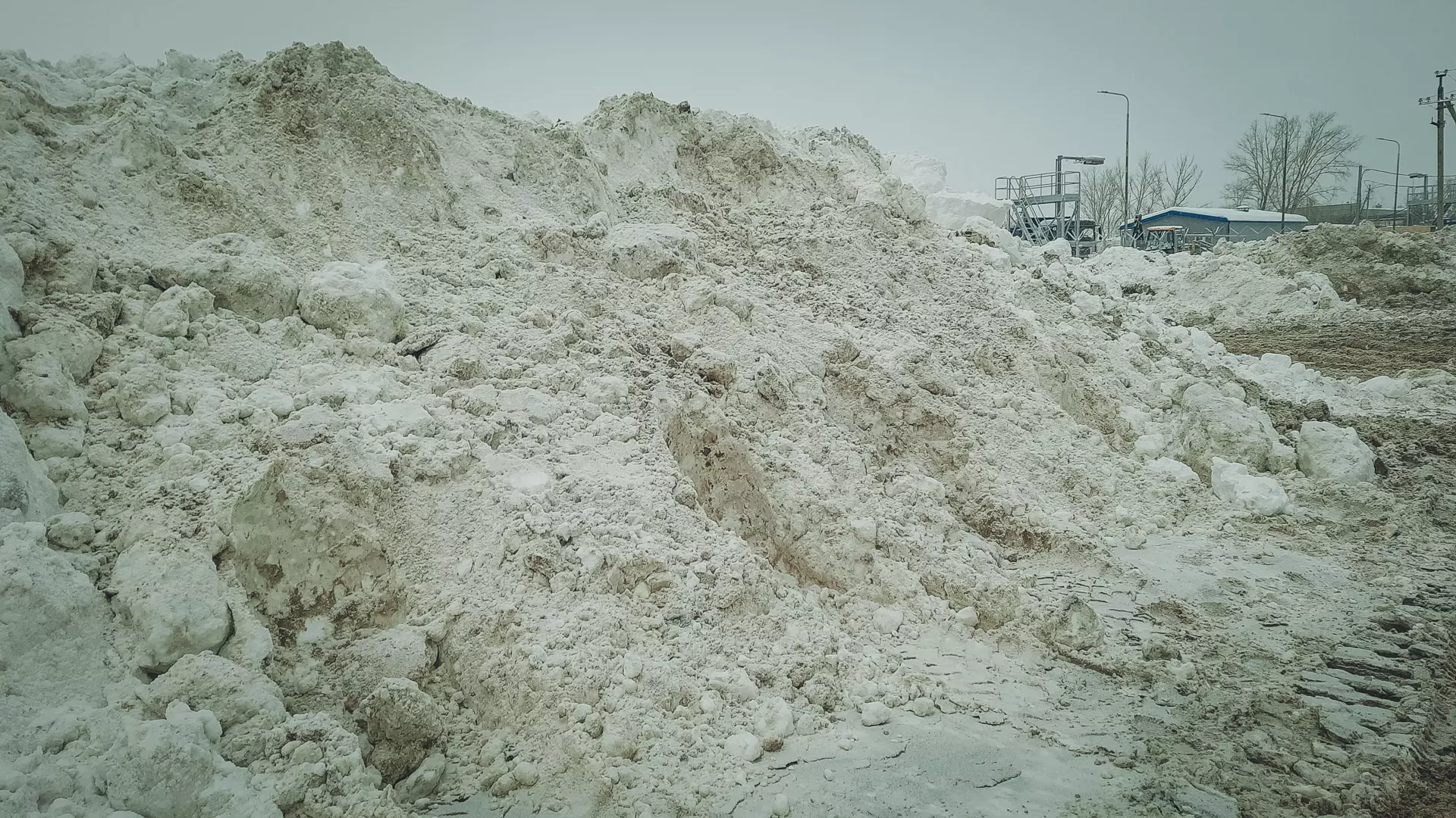 Росприроднадзор ищет причастных к выбросу снега на берег Шершней