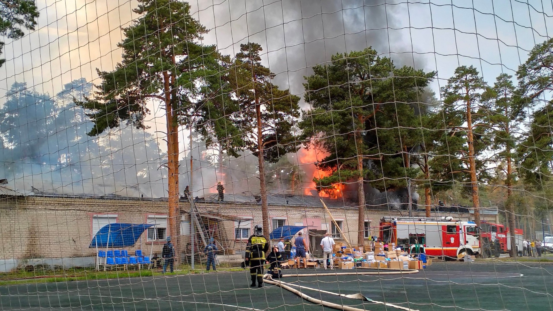 Пожар в спорткомплексе на границе соснового бора в Челябинске начинался с маленького возгорания