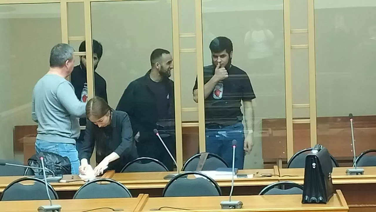 Обвиняемые в убийстве мигранты в Челябинском областном суде