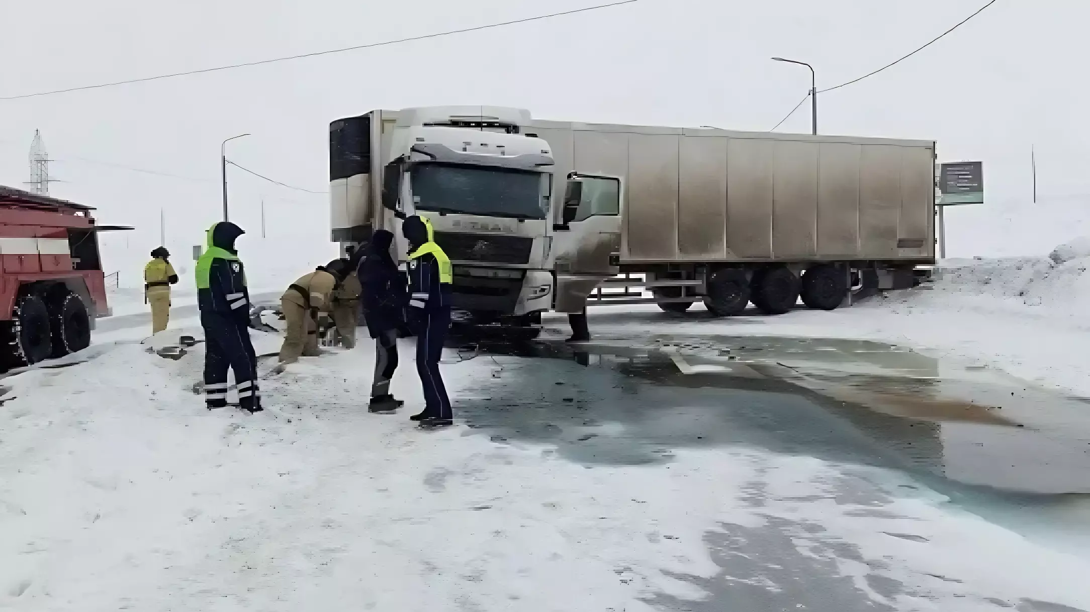 На челябинской трассе разлилось топливо в результате ДТП и пострадал водитель