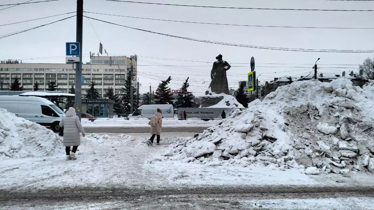 Вид с привокзальной площади в Челябинске на гостиницу и памятник «Сказ об Урале»