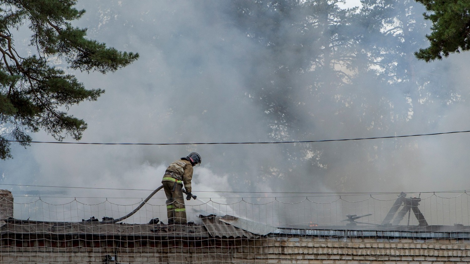 Пожарные поочередно тушили очаги возгорания на крыше спорткомплекса