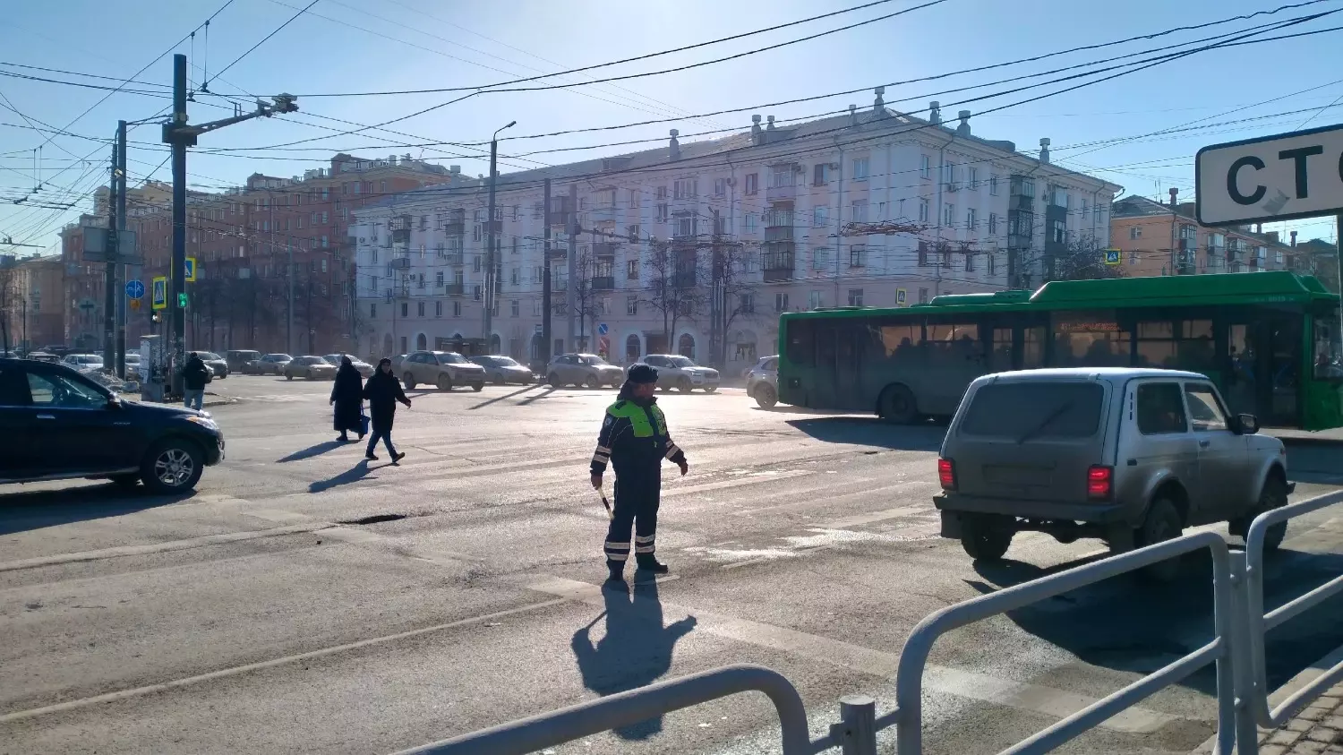 Регулировщик на перекрестке в центре Челябинска