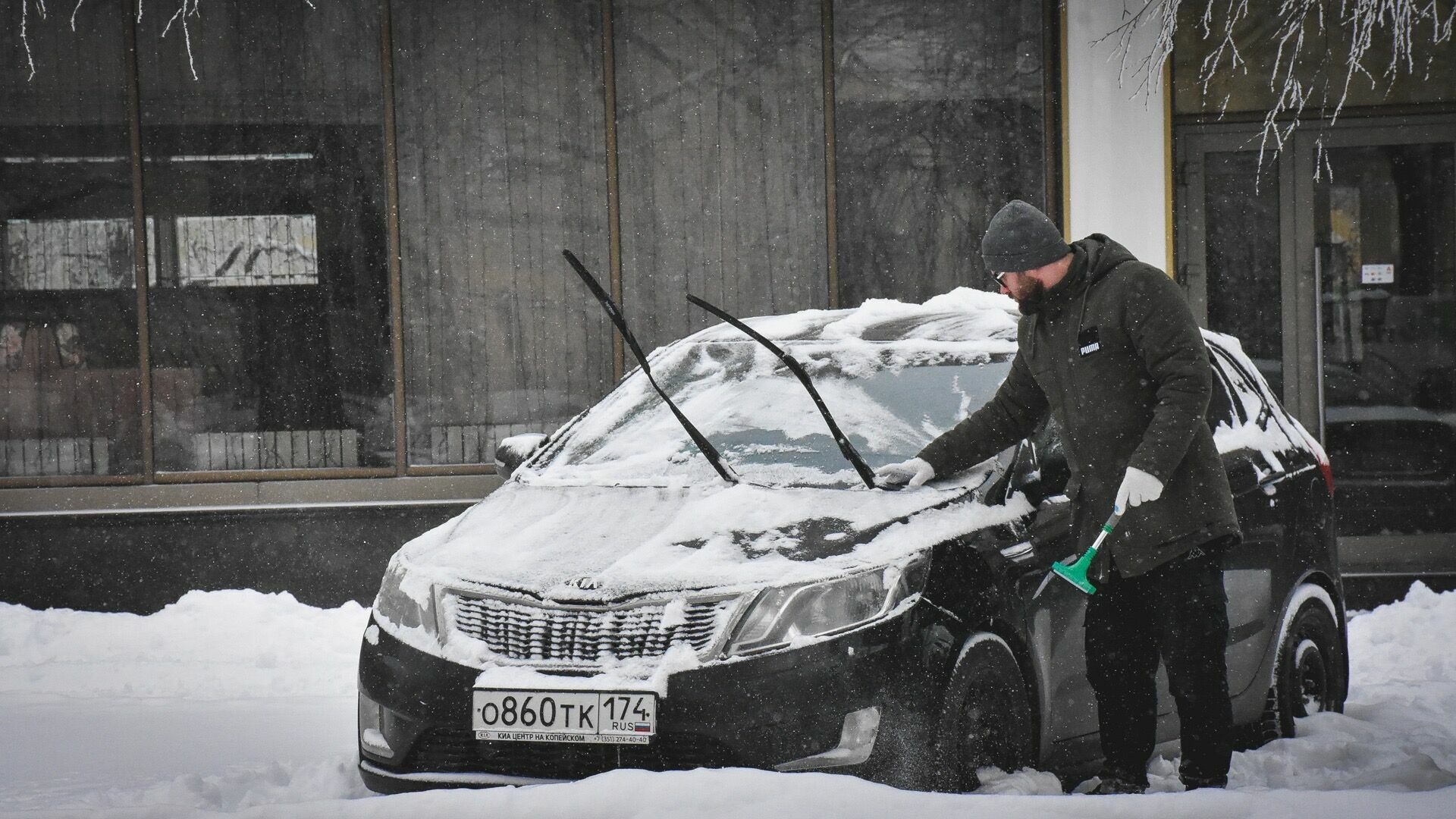 Машины не могут выехать со дворов из-за снежных завалов в Челябинской области