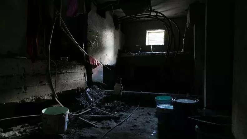 Канализация две недели заливает подвал дома в Челябинске