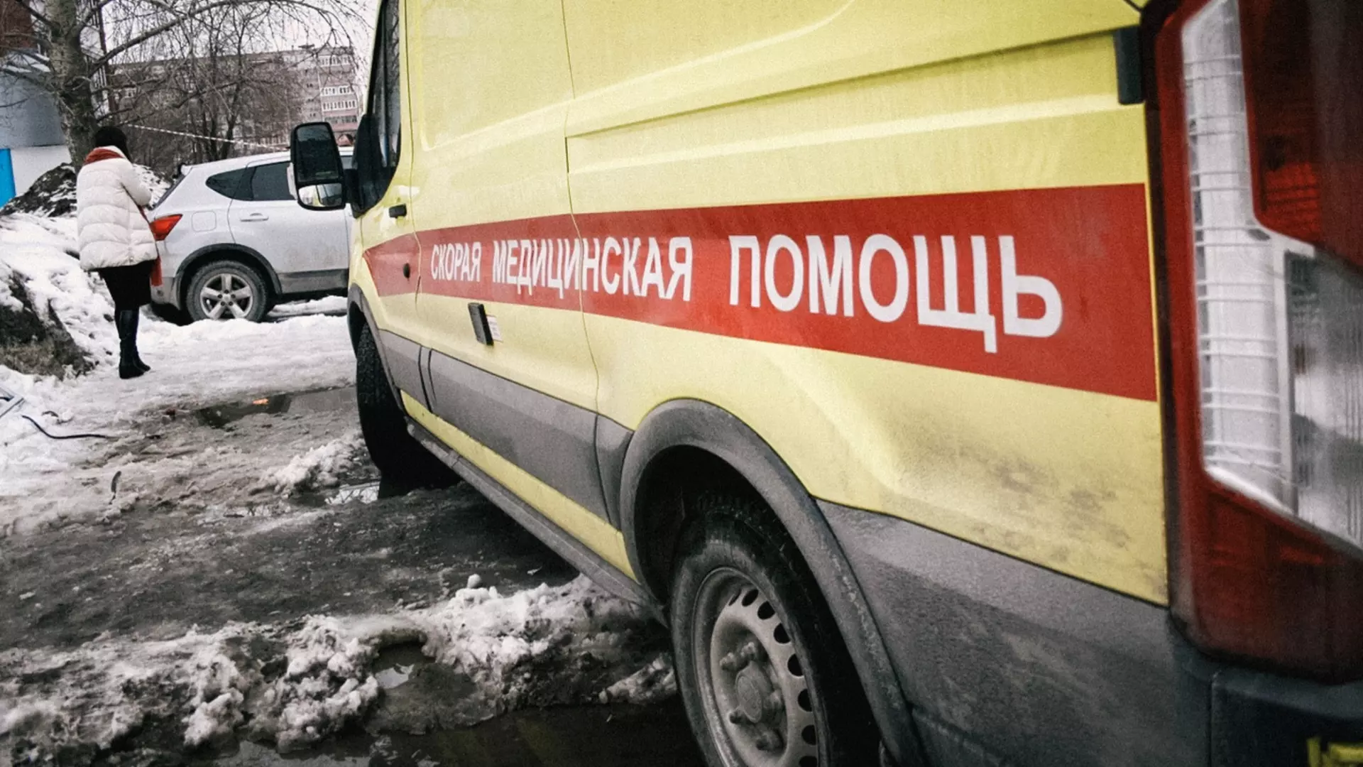 Скорая помощь застряла в снегу на проезжей части в Челябинске
