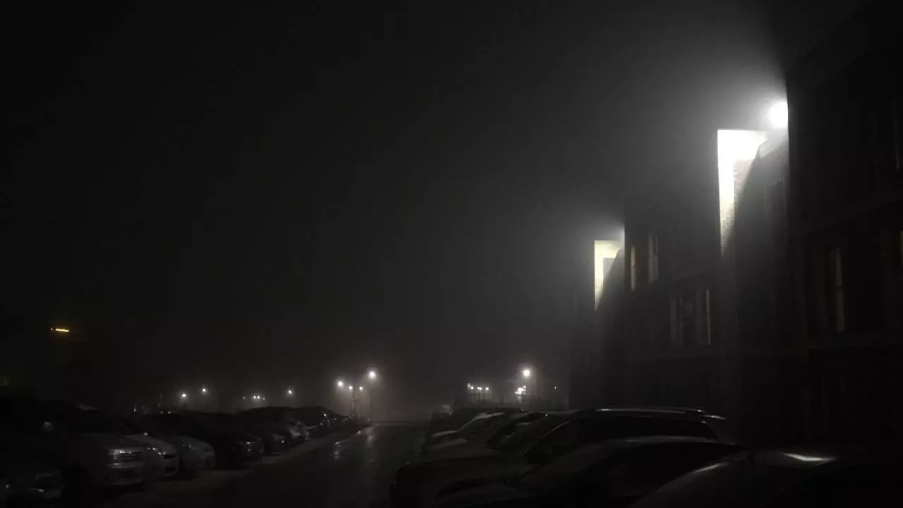 Туман вечером 11 ноября в поселке Западный вблизи Челябинска