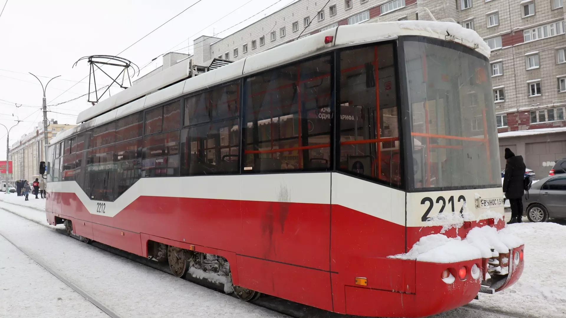 В Магнитогорске перевернувшийся УАЗ заблокировал движение трамваев