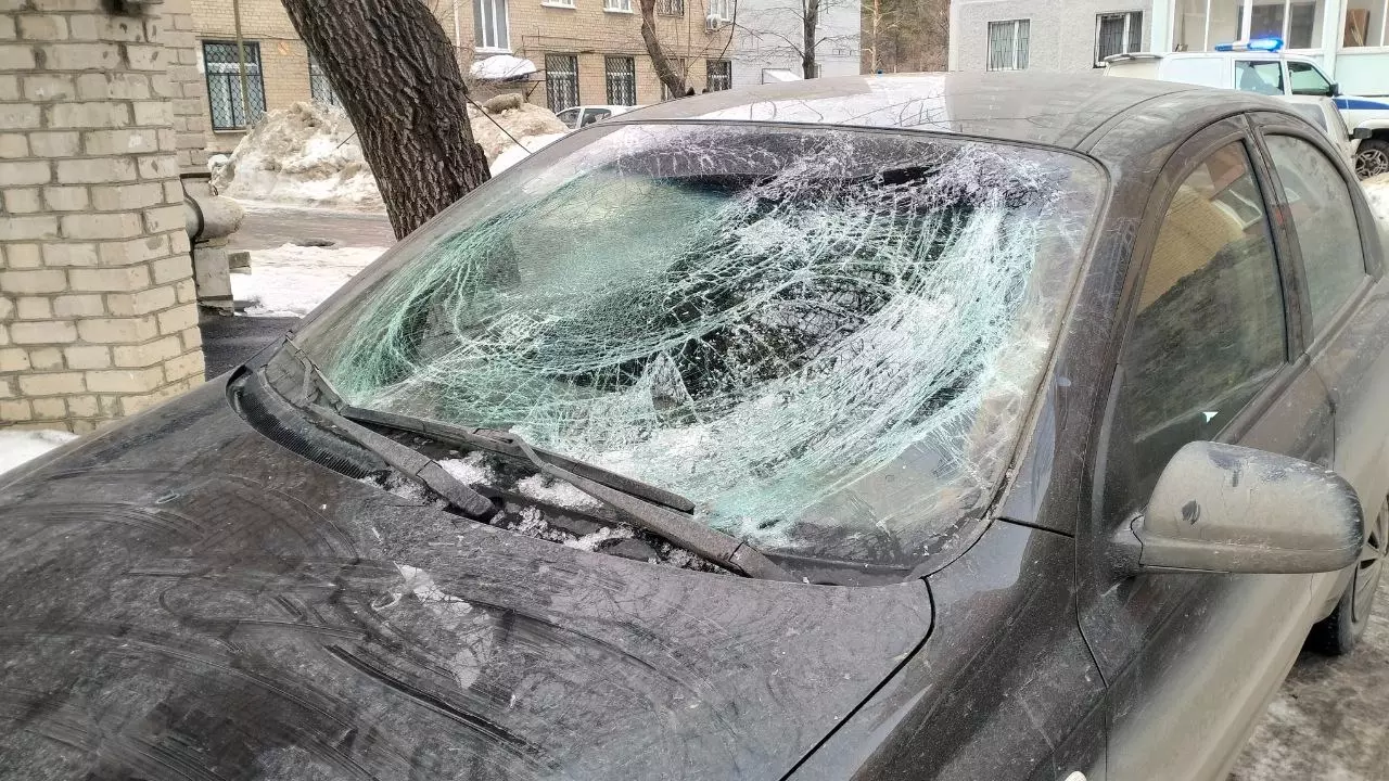 Машина пострадала из-за падения льда и снега с крыши челябинской поликлиники