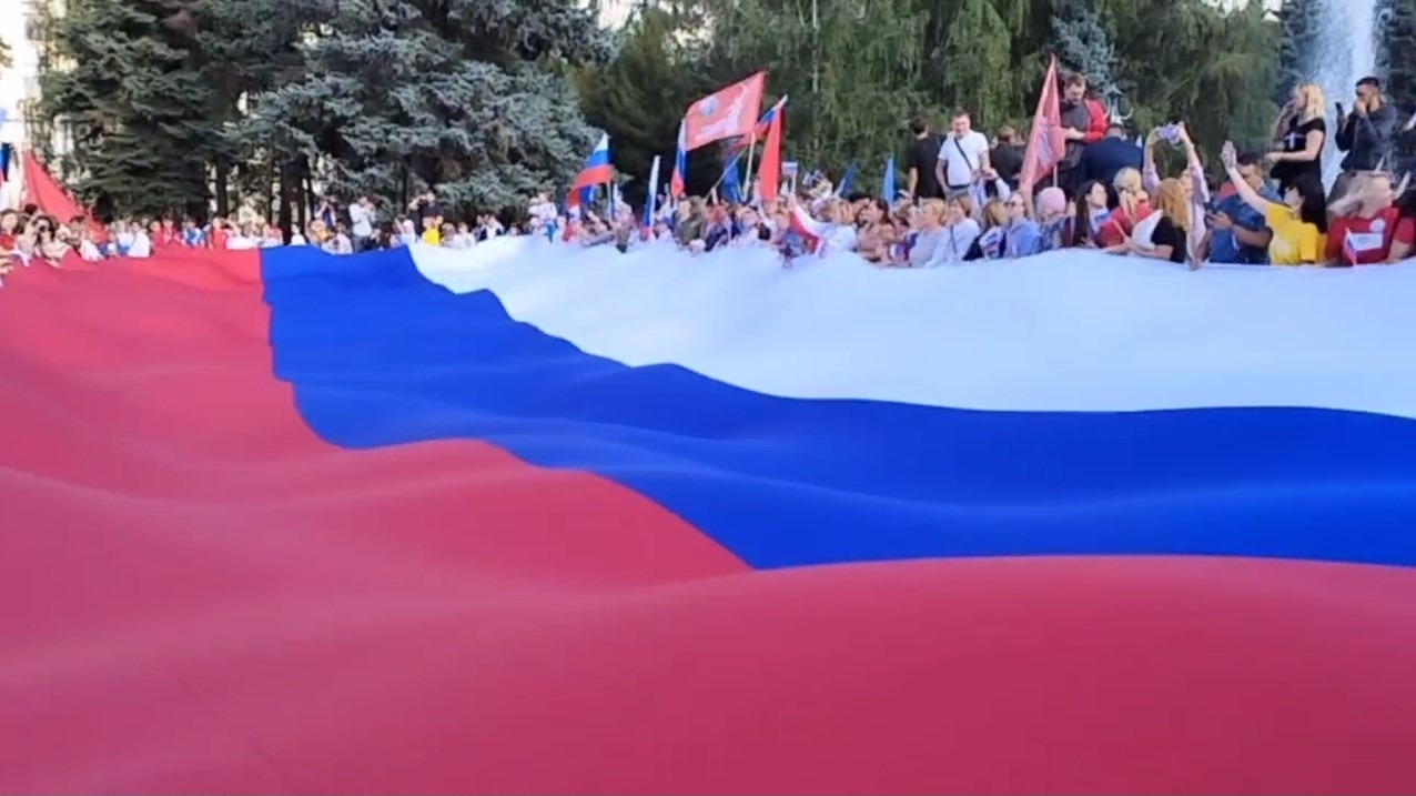Челябинцы с гигантским флагом России перекрыли сквер на площади Революции