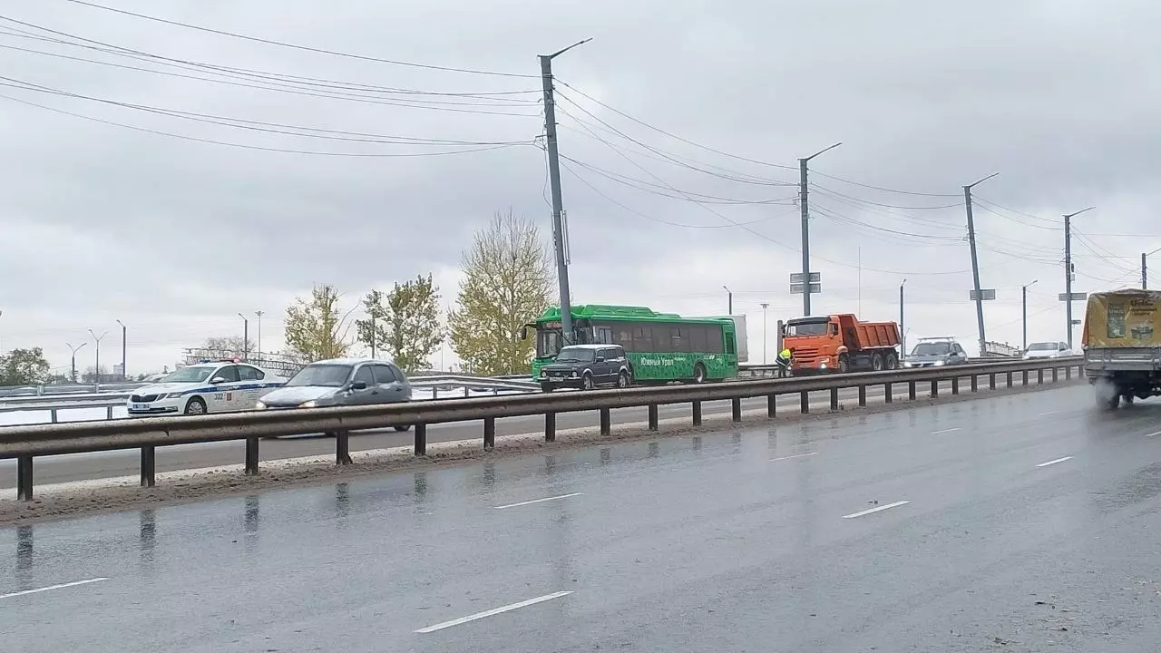 Автобус, попавший в ДТП, подрезала легковушка в Челябинске