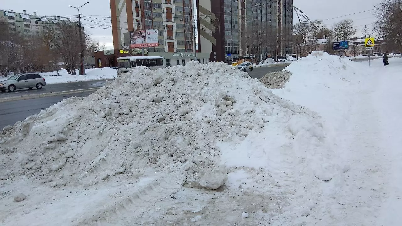 Сугробы снега скопились возле остановок общественного транспорта в Челябинске