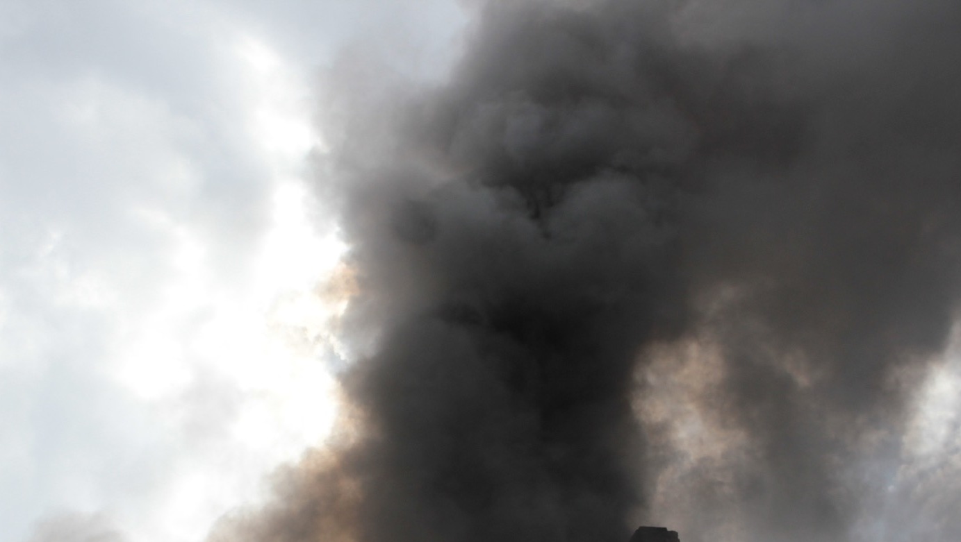 Высокий столб дыма напугал отдыхающих на челябинском озере
