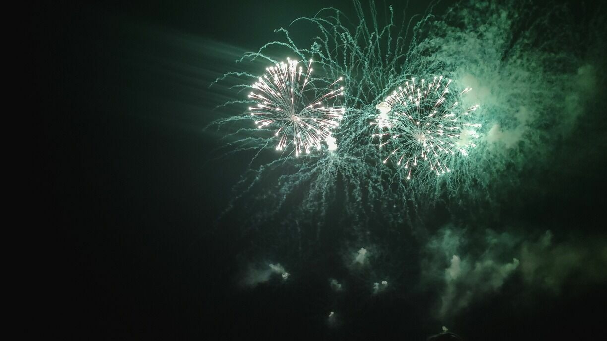 Масштабными фейерверками встретили Новый год жители пригородов Челябинска
